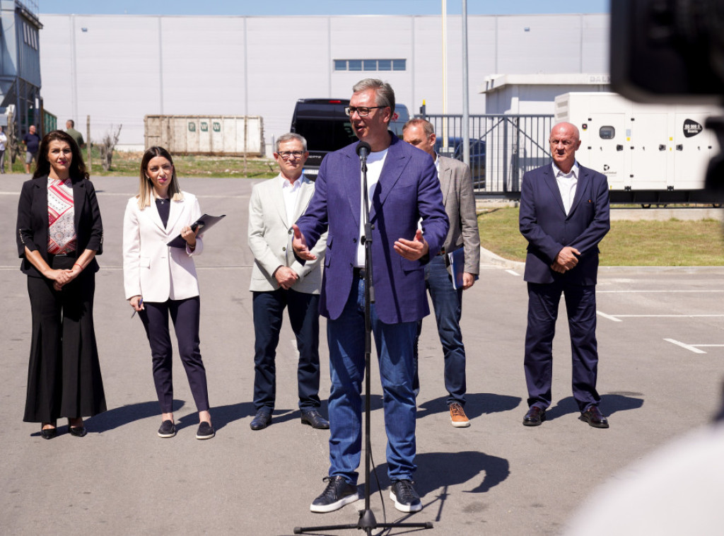 Vučić obilazi centar za pakovanje jaja sa farmi kompanije Agro Đole kod Jagodine