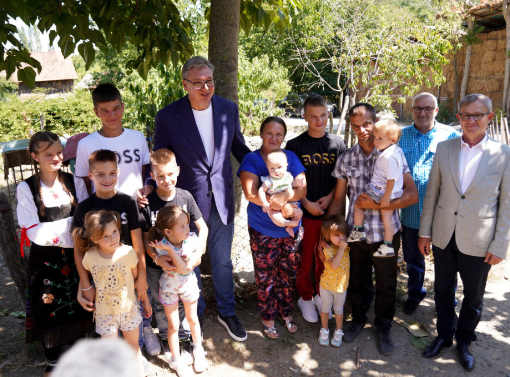 Vučić obišao porodicu Jovanović u selu Sibnica: Pronaći rešenje za roditeljski dodatak i nakon četvrtog deteta