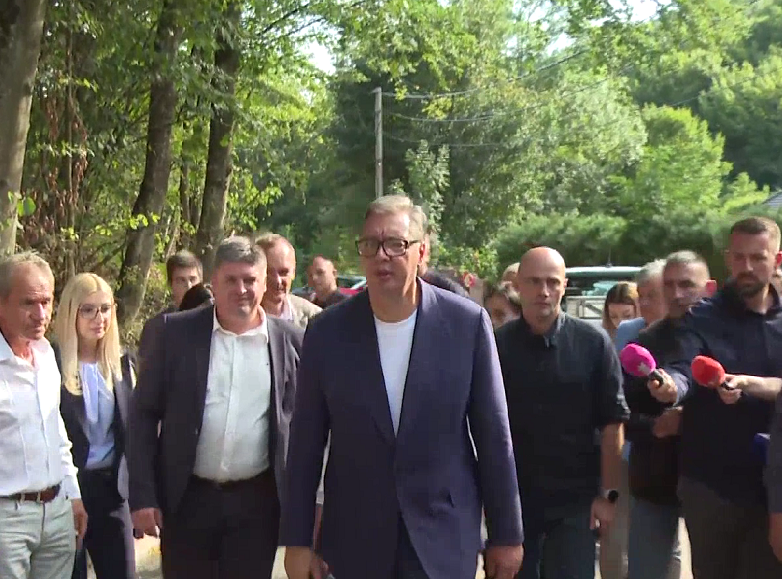Vučić obilazi radove na rekonstrukciji puta na Grzi kod Paraćina