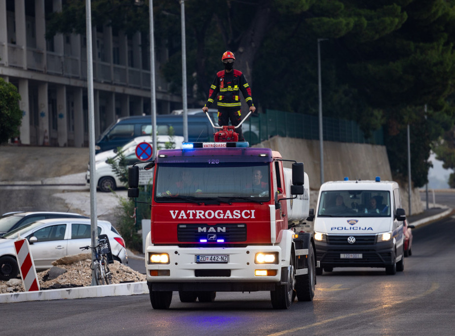 Hrvatske nadležne službe: Požar na Dugom otoku još nije pod kontrolom