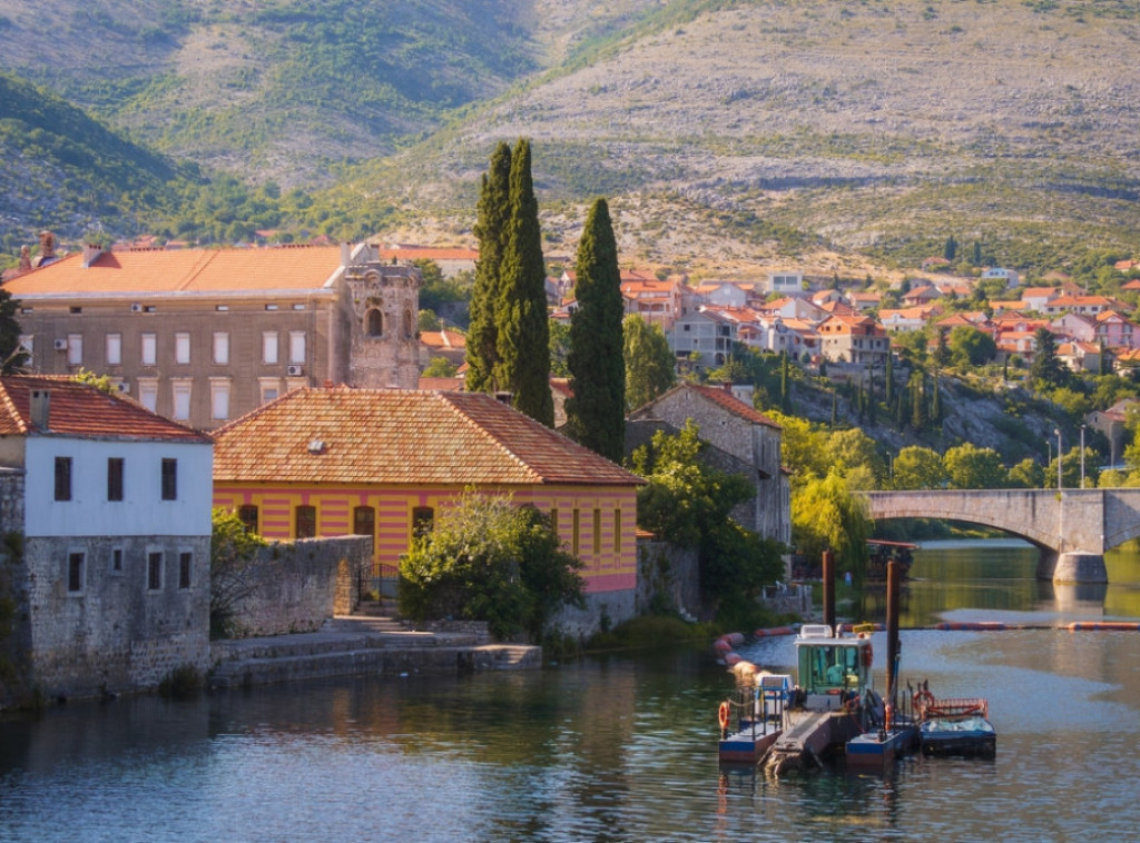 Izložba slika i fotografija iz ateljea velikih srpskih umetnika u Muzeju Hercegovine