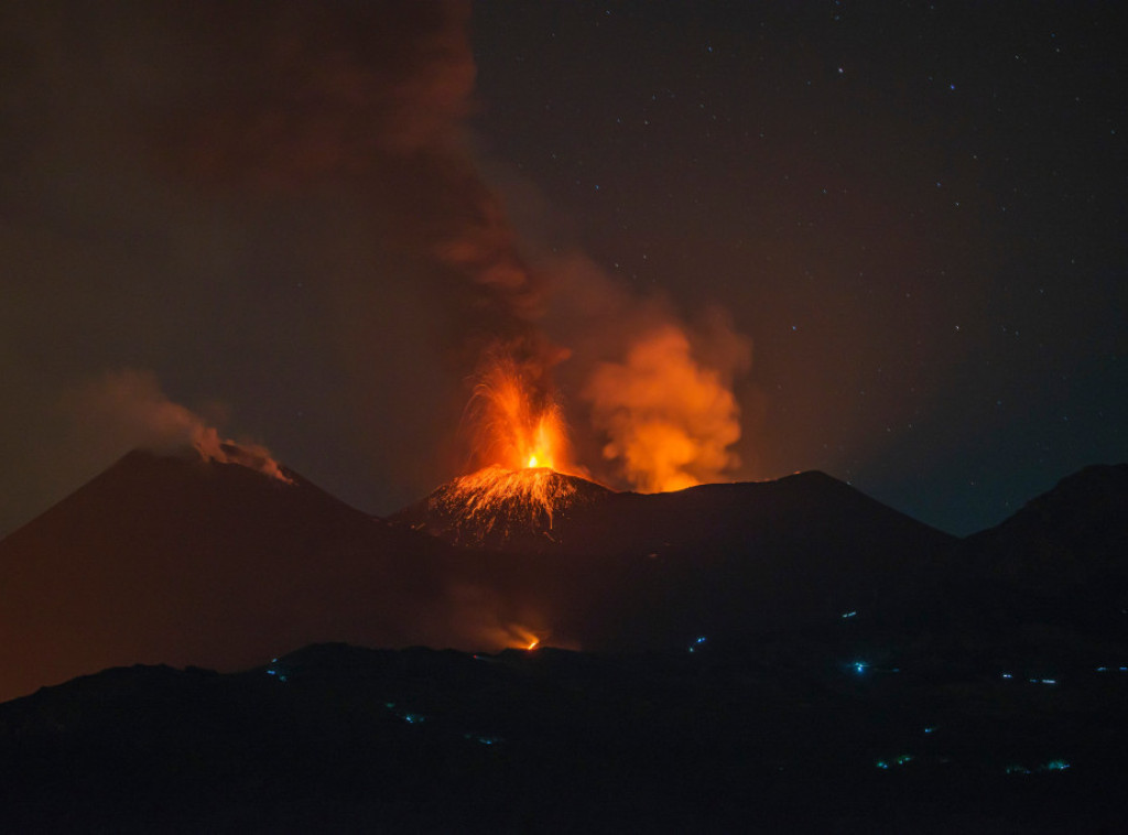Erupcija Etne paralisala aerodrom u Kataniji, produžena obustava letova do subote