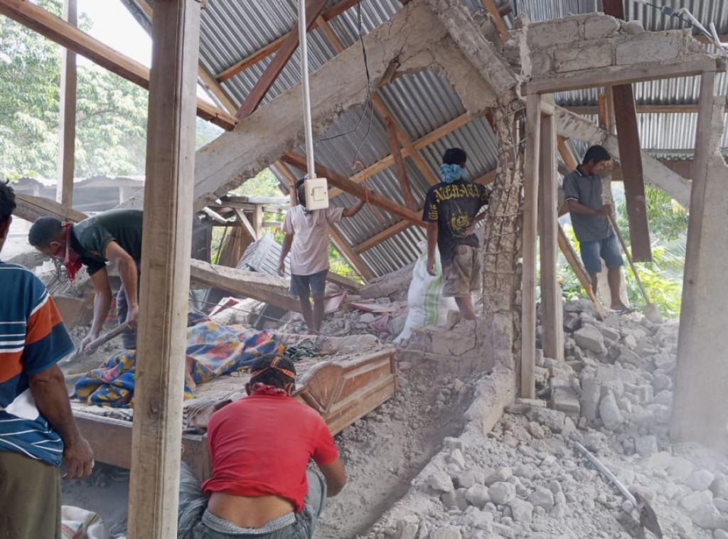 Snažan zemljotres magnitude 7,7 pogodio obalu Indonezije, najmanje petoro mrtvih