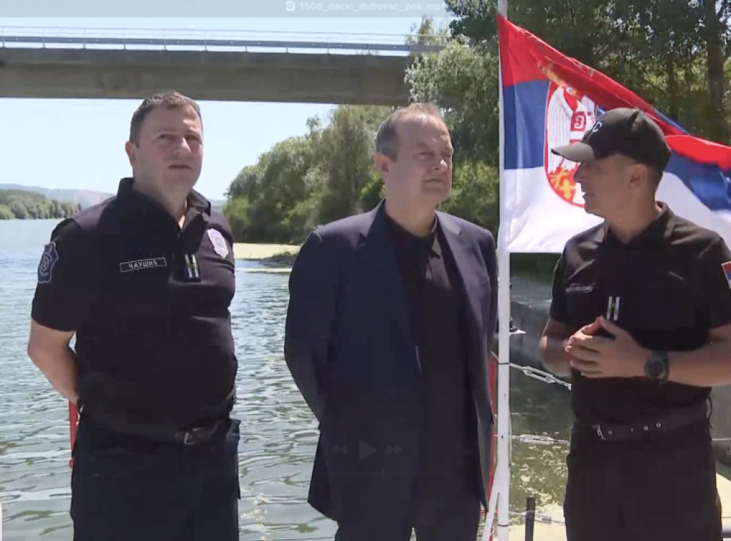 Dačić obilazi vatrogasno-spasilački brod postavljen u kanalu Dunav-Tisa-Dunav