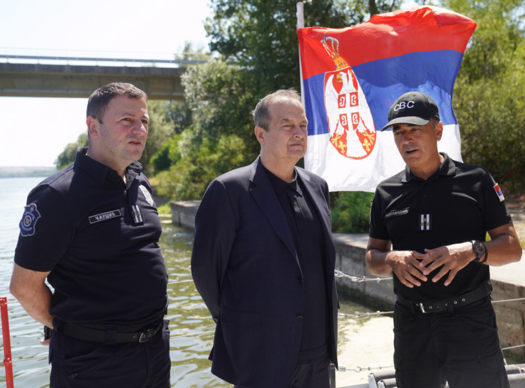 Dačić: Vatrogasni brod se prvi put koristi u šumskim požarima, trenutno ih aktivno 32