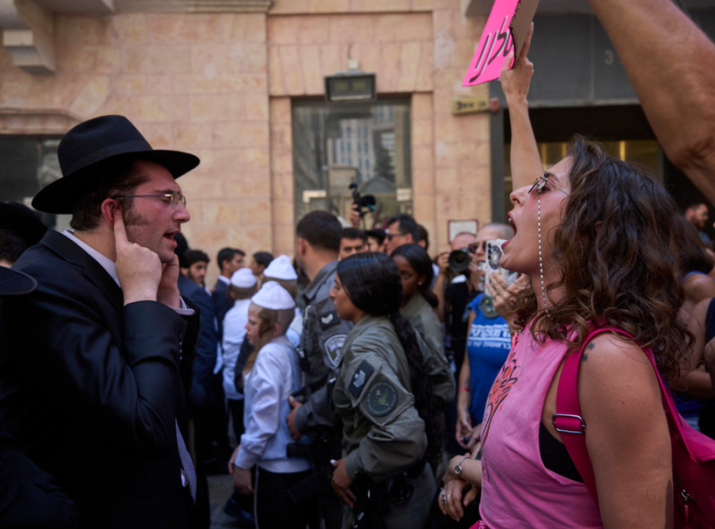 Protest ultraortodoksnih Jevreja ispred kafića u Jerusalimu koji radi subotom