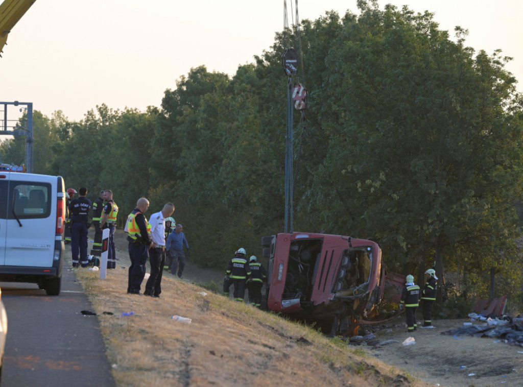 Mađarska: U prevrtanju autobusa poginulo najmanje 12 osoba, priveden vozač