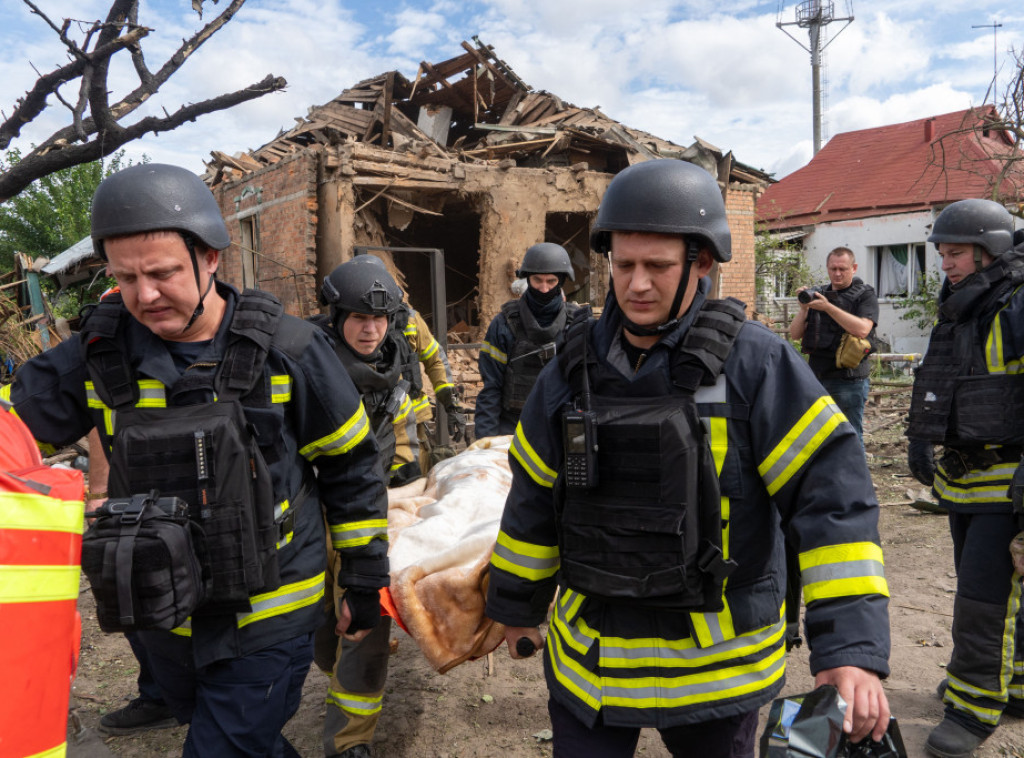 U raketnom napadu u Harkovskoj oblasti poginulo 10 ljudi, osmoro povređeno