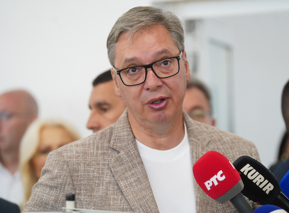 Vučić započeo posetu Rasinskom okrugu, obilazi preduzeće "Čolići" u Brusu