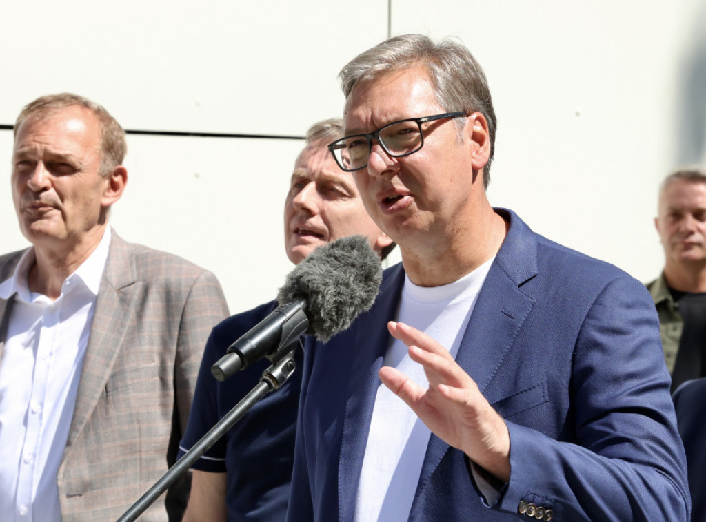 Vučić: U toku istraga o vatrenoj lopti koja je stigla sa KiM, namera da se izazove požar