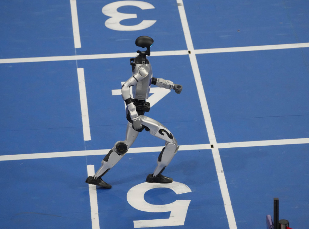 Kineski humanoidni robot istrčao 100 metara za manje od devet sekundi, ponovo oborio rekord
