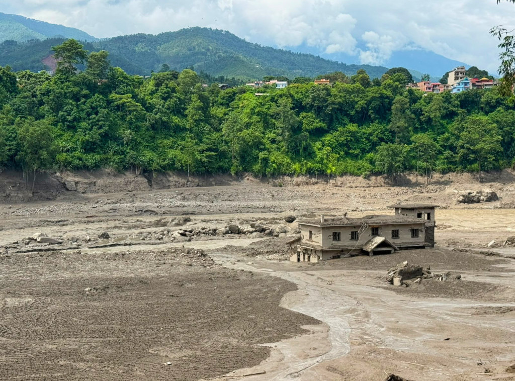 Devet poginulo, a najmanje 384 nestalih u poplavama u Nepalu