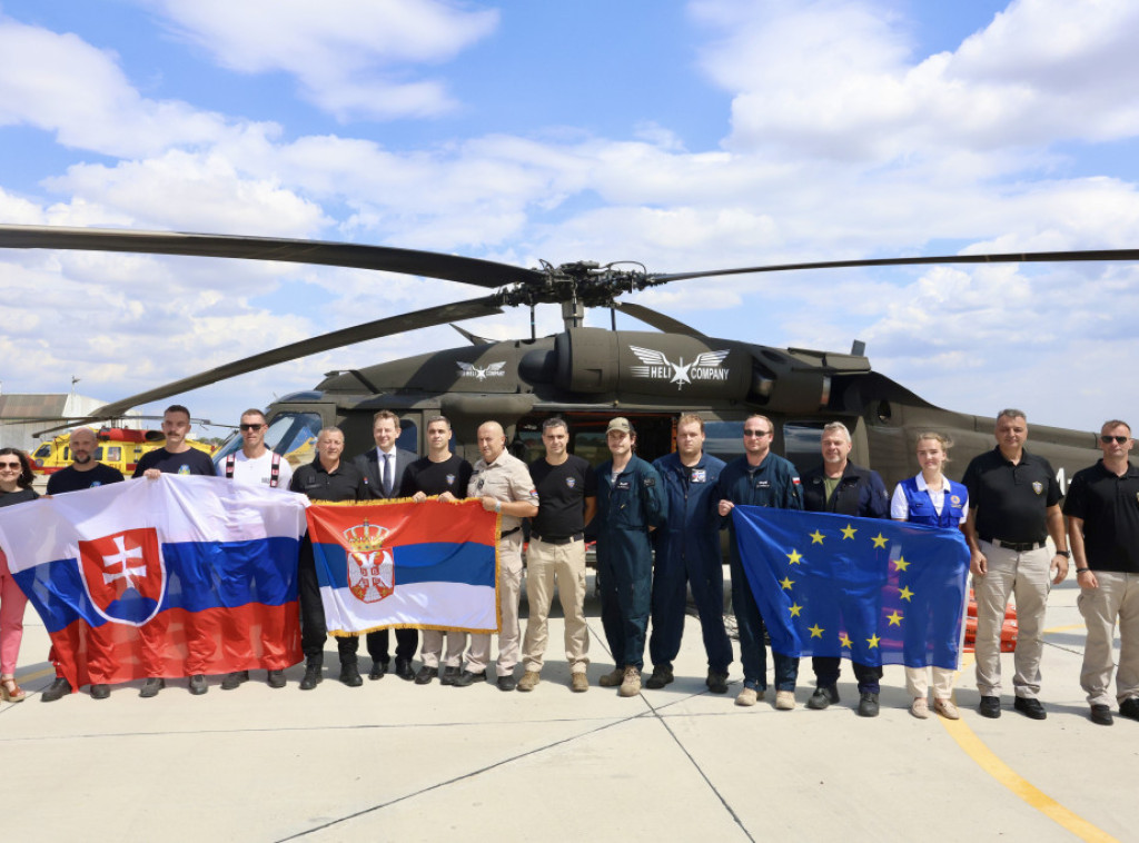 Ambasador Pavuk obišao slovačke vatrogasce u Srbiji