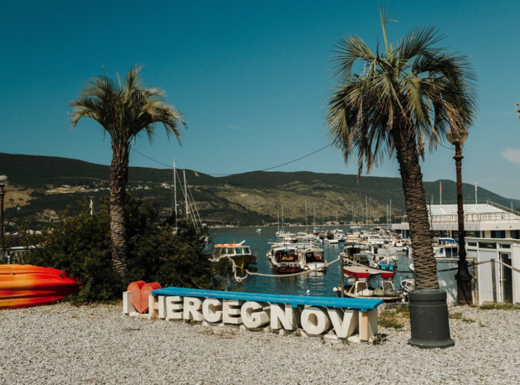Herceg Novi: Predsednik Opštine Stevan Katić potpisao da brod Jadran ostane u Crnoj Gori