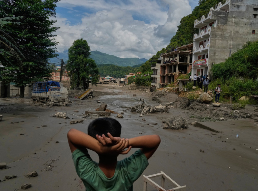 Broj žrtava poplava u Nepalu porastao na 162, stotine nestalih