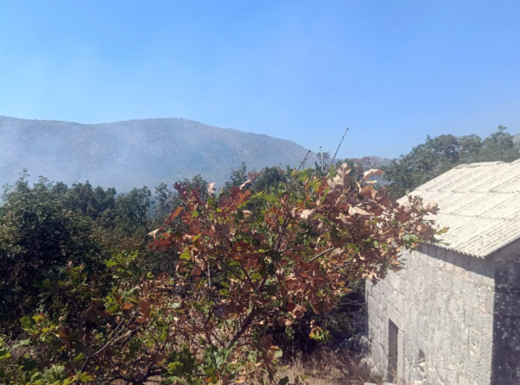 Trebinje: Vatra se otela kontroli uz pomoć vetra