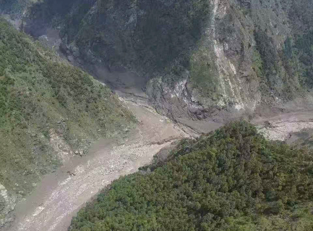 Evakuisani stanovnici i turisti pogođeni klizištima u tibetanskom okrugu Đirong