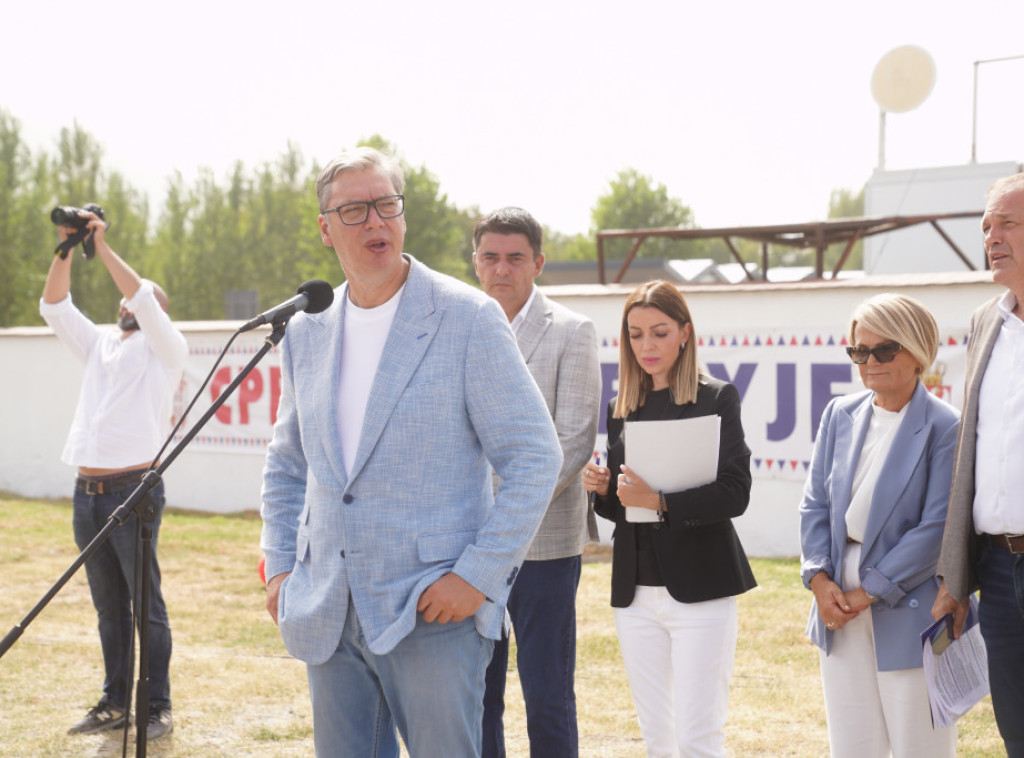 Vučić u Ljuboviji, u okviru posete Mačvanskom okrugu, razgovara sa građanima