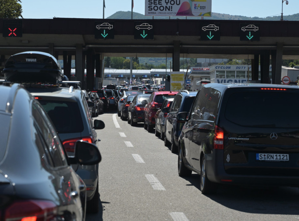 Putnička vozila čekaju po sat vremena na izlazu na Horgošu, Horgošu 2 i Batrovcima