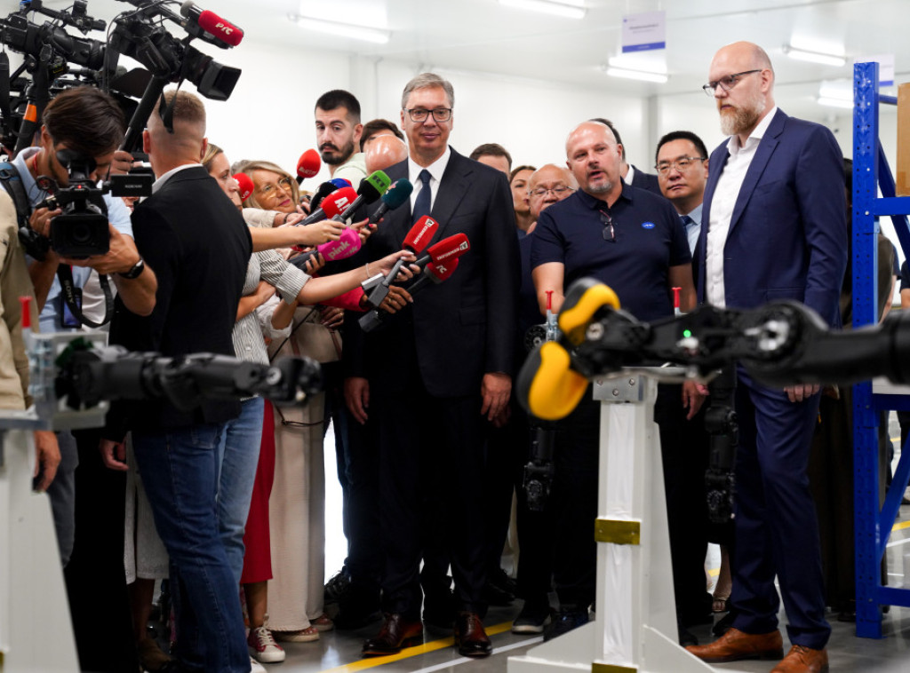 Vučić: Za 15 dana predstavićemo prve robote koji koriste oružje
