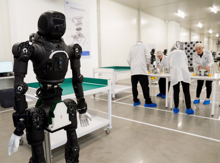 Prvi humanoidni robot u Srbiji proizveden u fabrici kompanije Mint u Šapcu