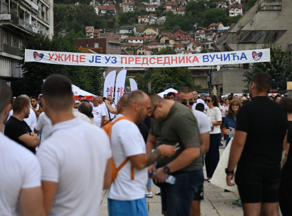 Užice: Grupa koja podržava studente u blokadi gađala učesnike mitinga dok su se razilazil