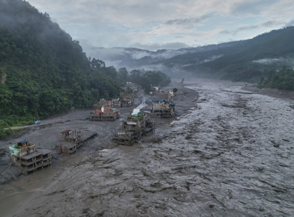 Broj žrtava poplava u Nepalu porastao na 734, nestalo 2.498 osoba