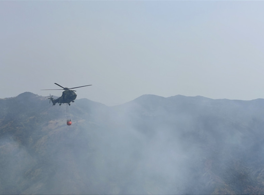 Helikopter Oružanih snaga BiH gasi požar kod Mostara, izbačeno 22.000 litara vode