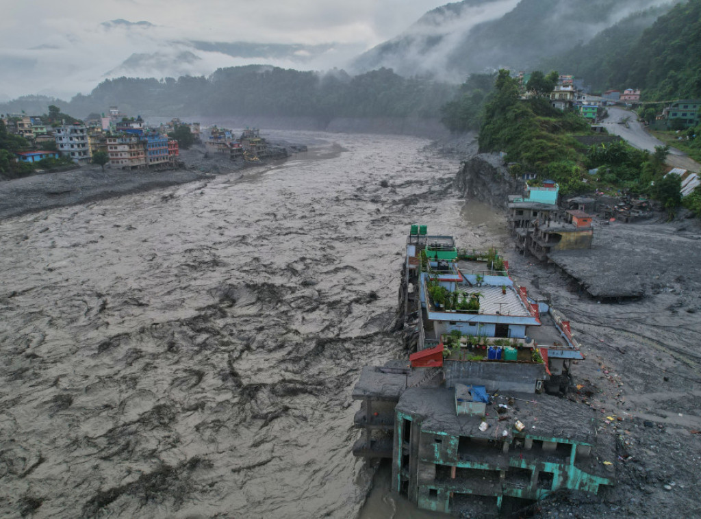 Broj poginulih u poplavama u Nepalu dostigao 903
