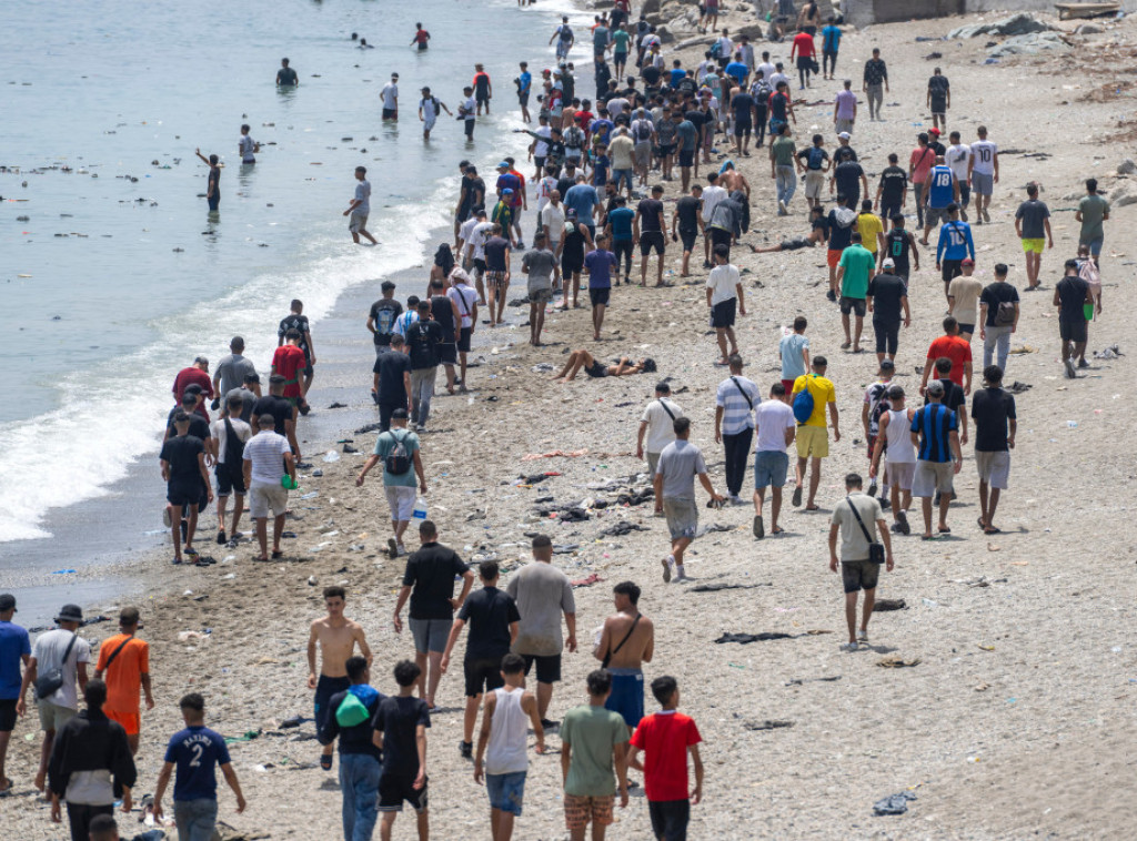 Španska policija pokrenula operaciju uklanjanja migranata sa plaža u Seuti