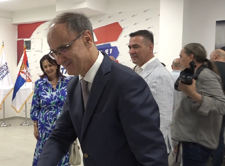 Đuro Macut potpisom podržao listu "Aleksandar Vučić - Ujedinjena Srbija"