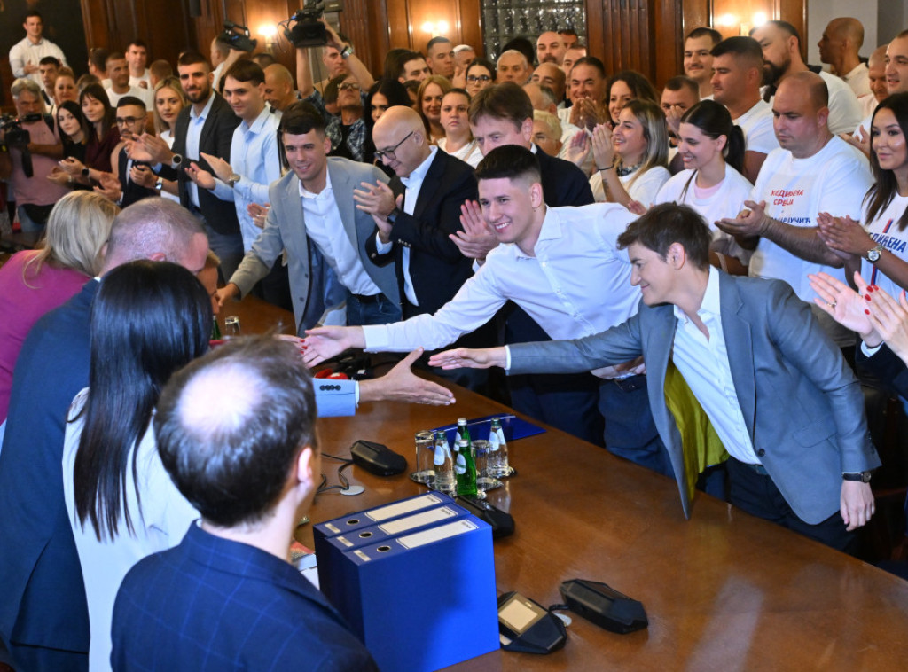 Koalicija oko SNS predala RIK-u listu kandidata sa više od 224 000 potpisa