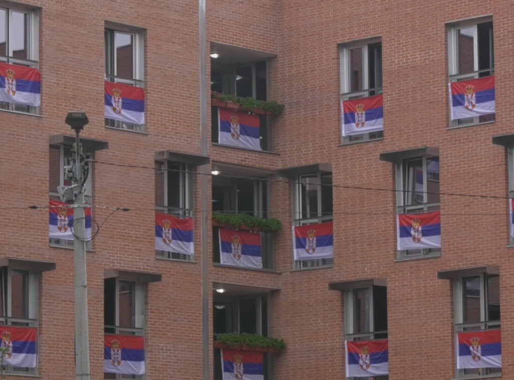 Čačak: Dom učenika srednjih škola okićen srpskim zastavama