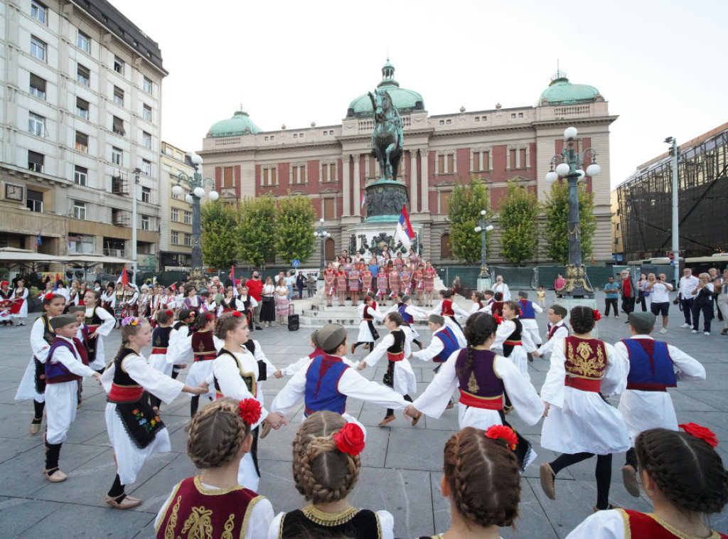 Narodne igre i pesma na manifestaciji "Dan tradicije" u centru Beograda