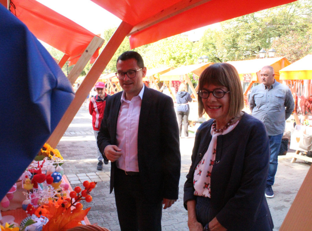 Gojković posetila Dane ludaje u Kikindi, obišla Ulicu starih zanata