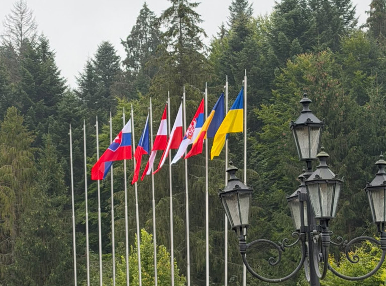 PKS na Karpatskom ekonomskom forumu u Bukovelu, Zelenski posetio štand Srbije