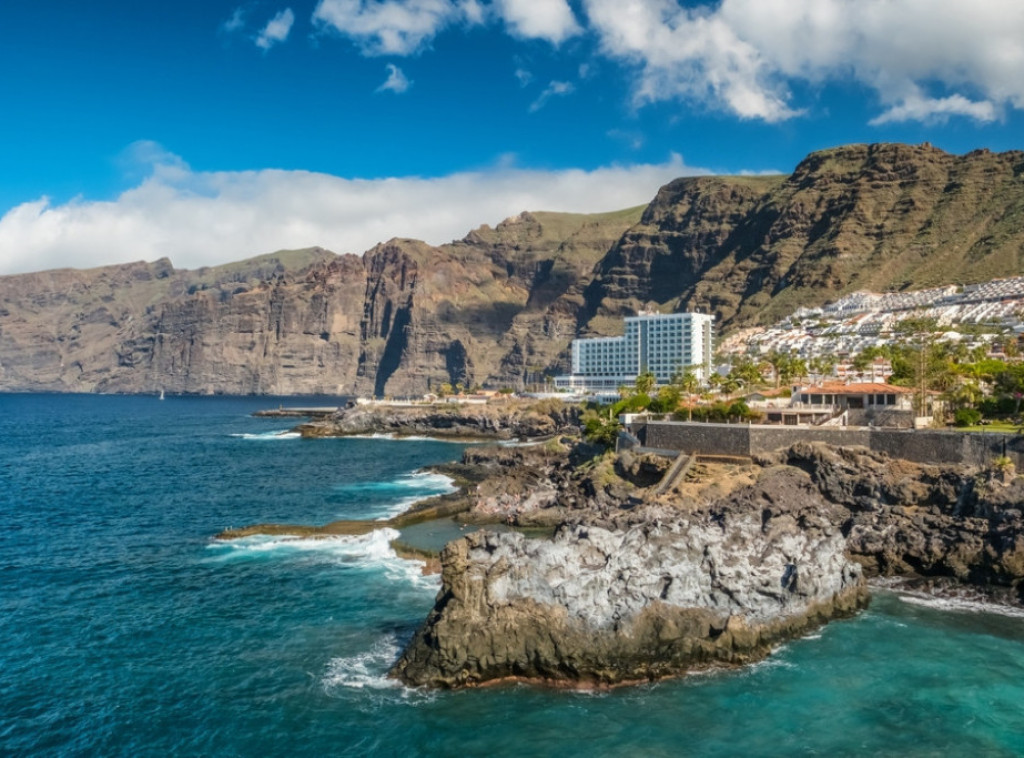 Kupanje u prirodnim bazenima od vulkanske lave turistička atrakcija Tenerifa