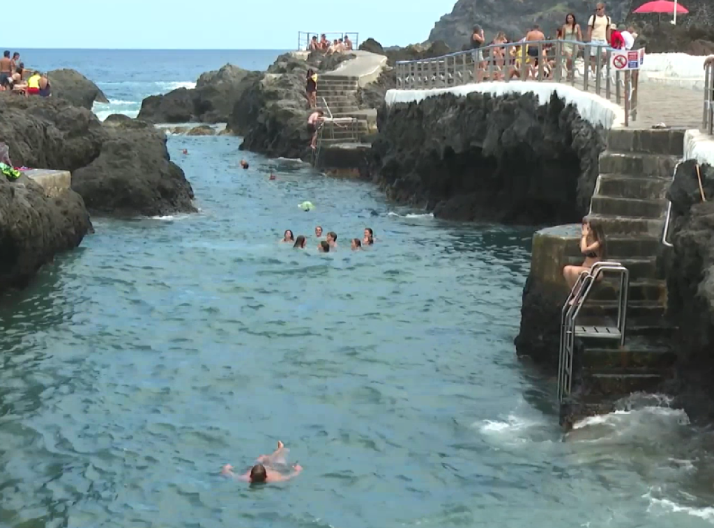 Kupanje u prirodnim bazenima od vulkanske lave turistička atrakcija Tenerifa