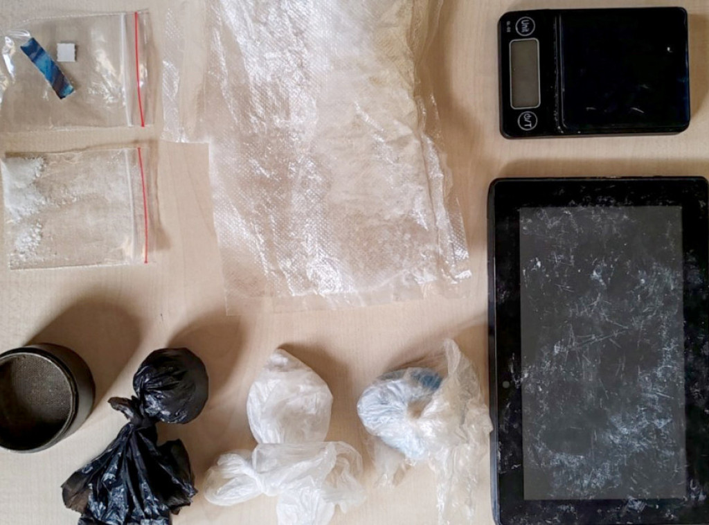 U Jagodini zaplenjeno 137 grama amfetamina, LSD sličice i 52 tablete, uhapšen muškarac