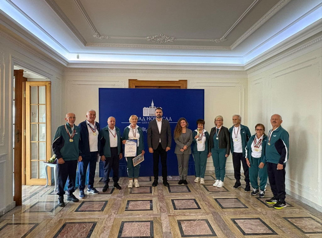 Žarko Mićin primio novosadske penzionere koji su učestvovali na festivalu u Bugarskoj