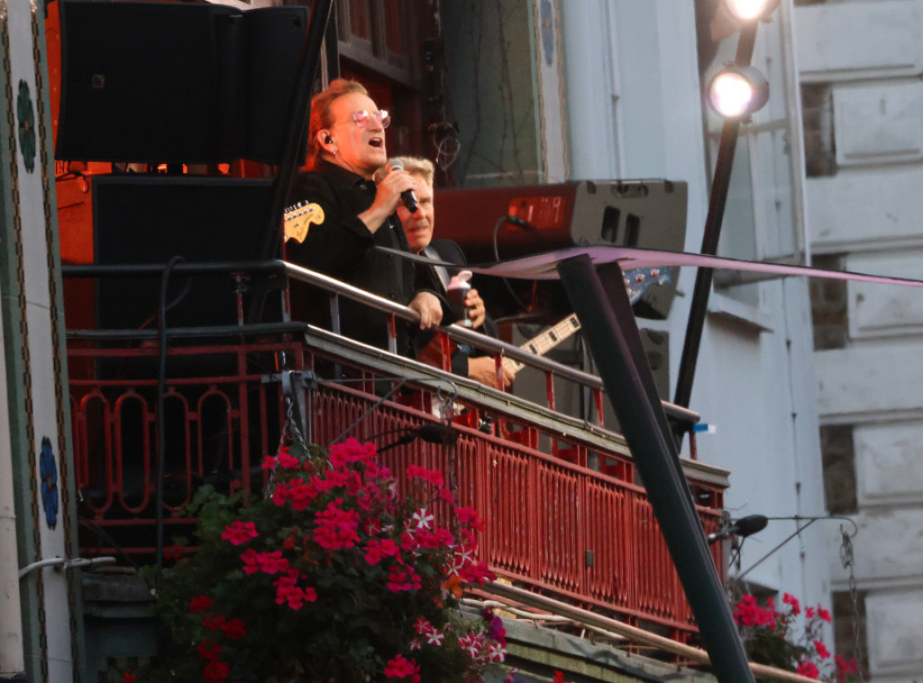 U2 obeležio 50 godina postojanja koncertom u školi u kojoj je osnovan