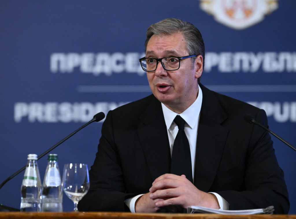Vučić: Država se brani olovkom i papirom, a ne pesnicama i sekirama