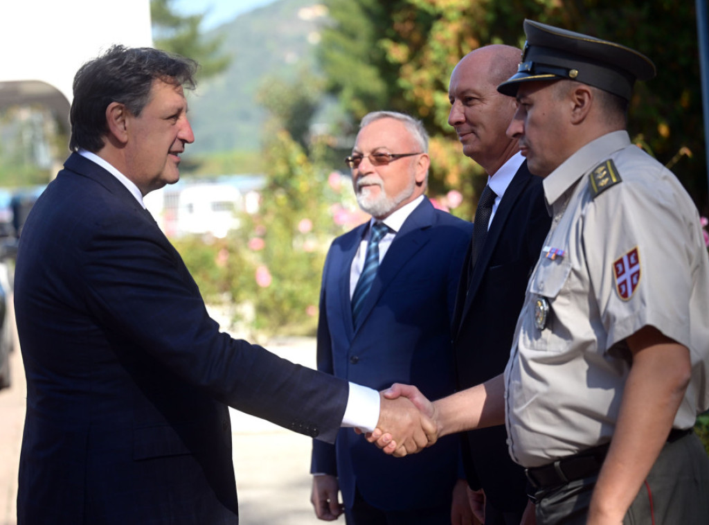 Gašić obišao preduzeće "Milan Blagojević - namenska" u Lučanima