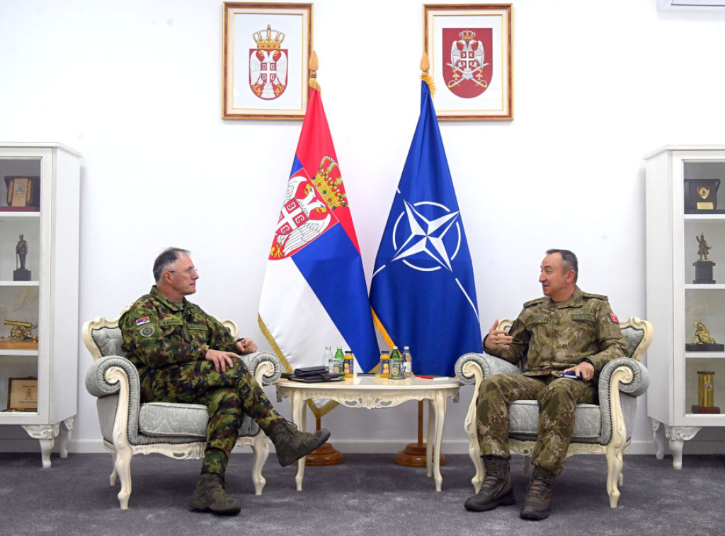 Mojsilovic receives farewell visit from KFOR commander
