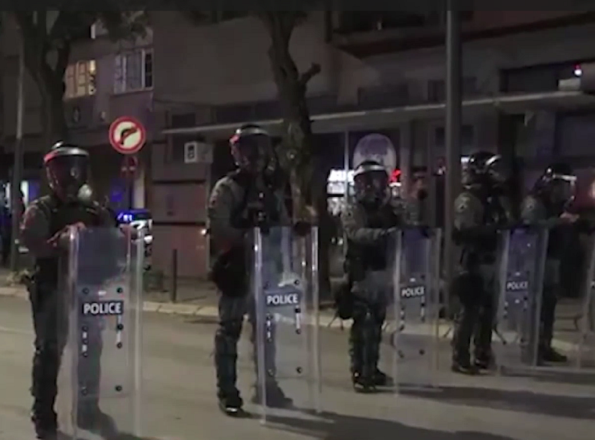 Tzv. kosovska policija suzavacem i vodenim topovima rasterala demonstrante ispred skupštine