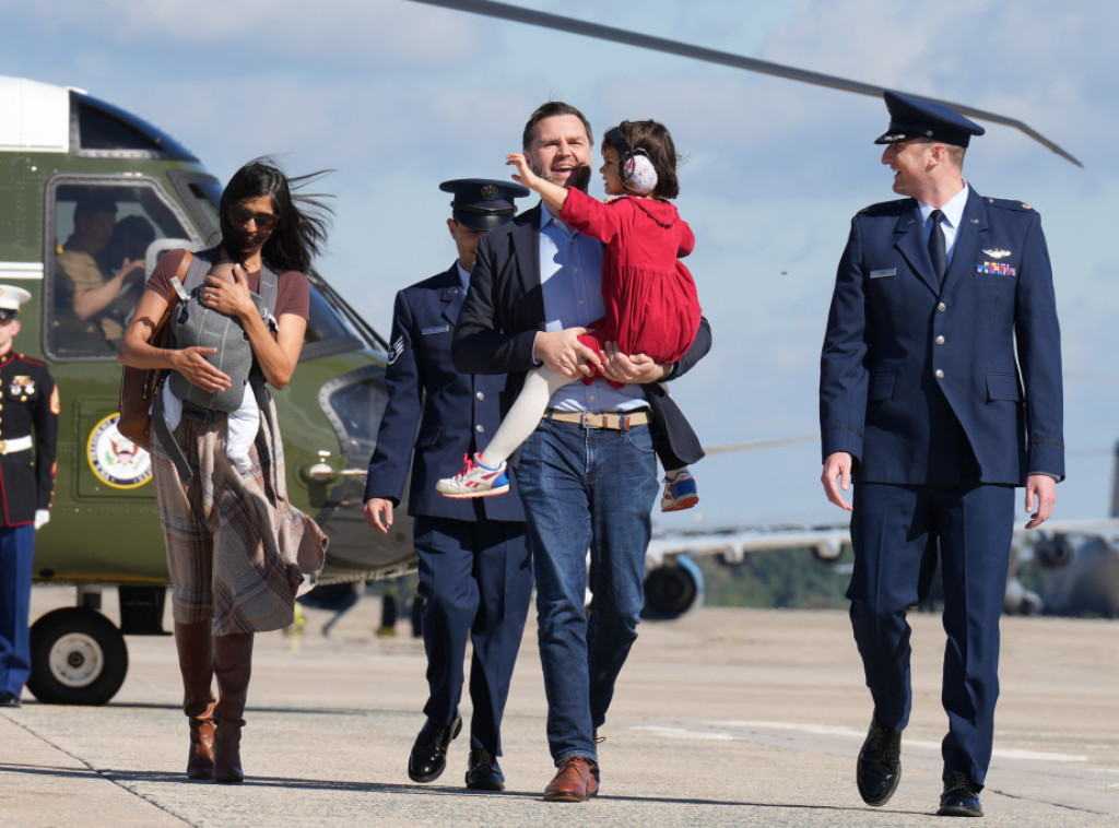 Uša Vens zamalo pala niz stepenice helikoptera dok je držala bebu