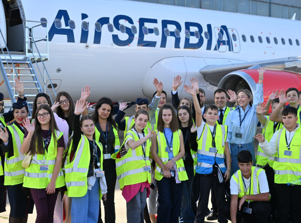 Grupa deca sa KiM prvi put letela avionom - Er Srbije povodom Dečije nedelje