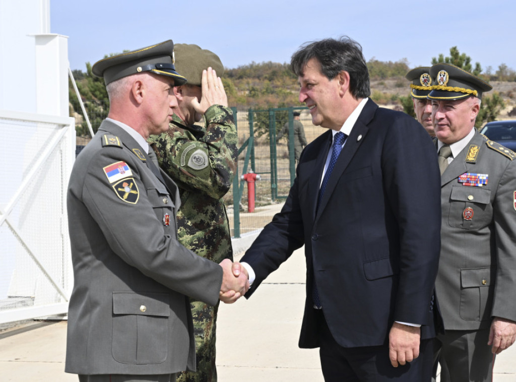 Gašić obišao nove i rekonstruisane objekte i radove u niškim kasarnama