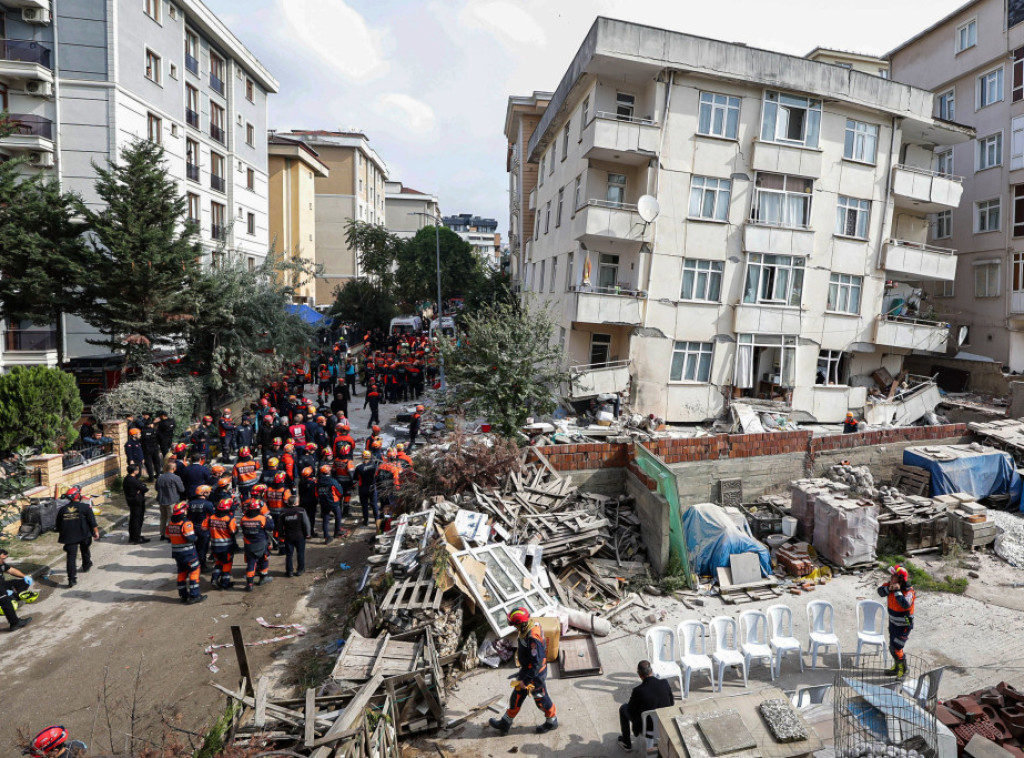 Dve osobe poginule u urušavanju zgrade u Istanbulu, potraga se nastavlja