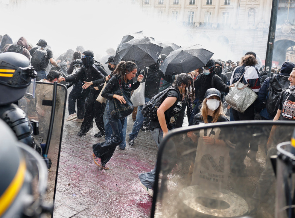 Francuska: Policajac udario demonstranta u lice, pomoćnik direktora škole pretučen